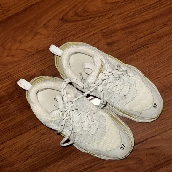 Women’s Triple S Sneaker in white double foam and mesh size 37 gently preloved - Picture 11 of 13